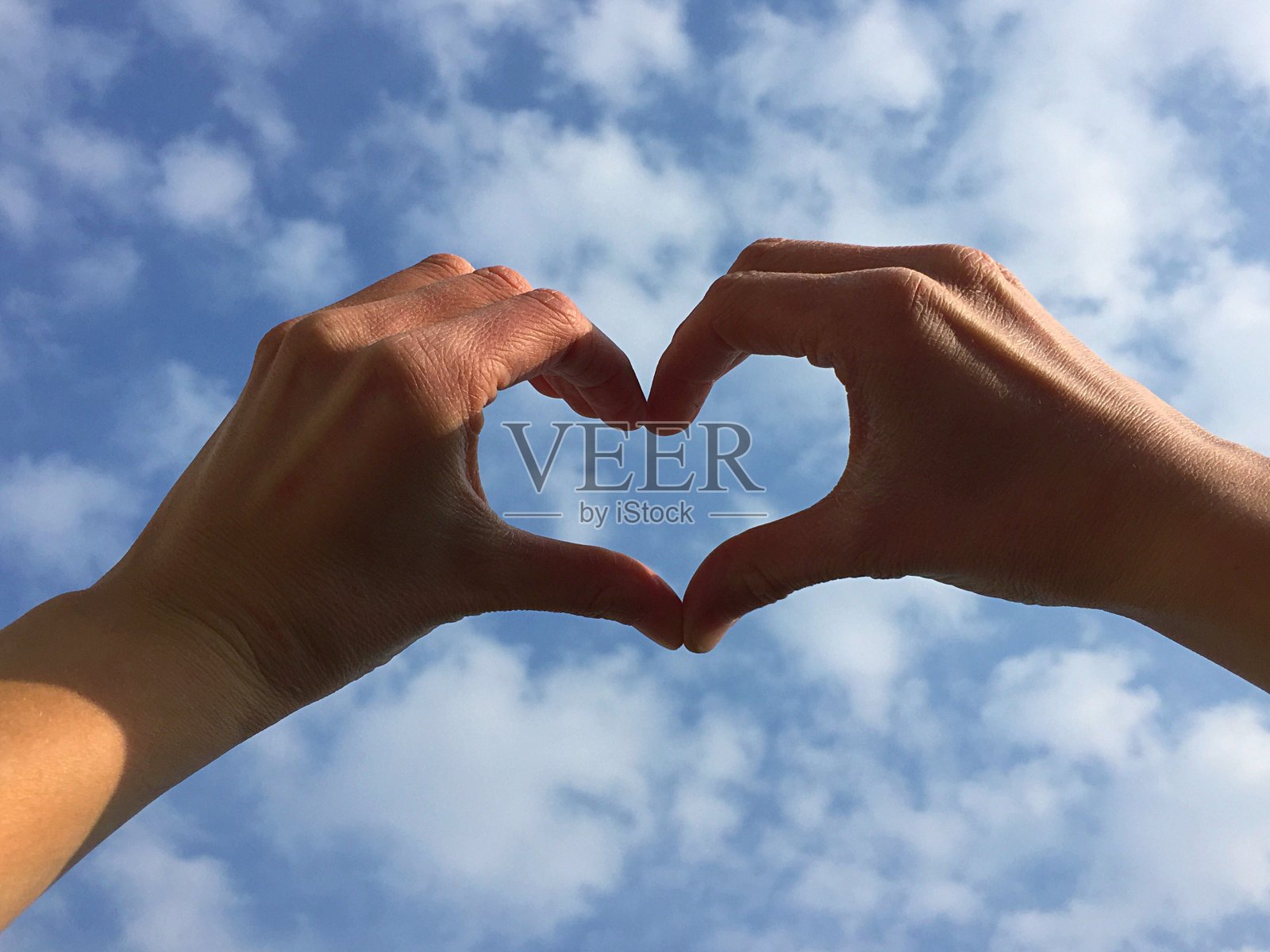 心由两只手组成照片摄影图片