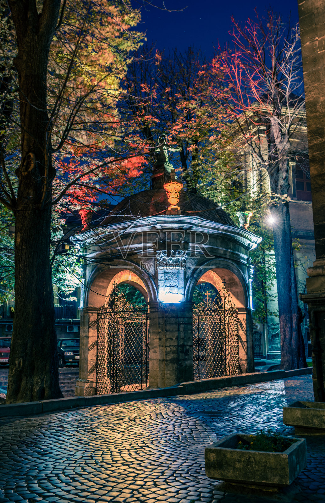 夜景利沃夫市(乌克兰)照亮城市景观。伯尔纳丁井教堂和修道院(圣安德鲁教堂)，建于17世纪。照片摄影图片