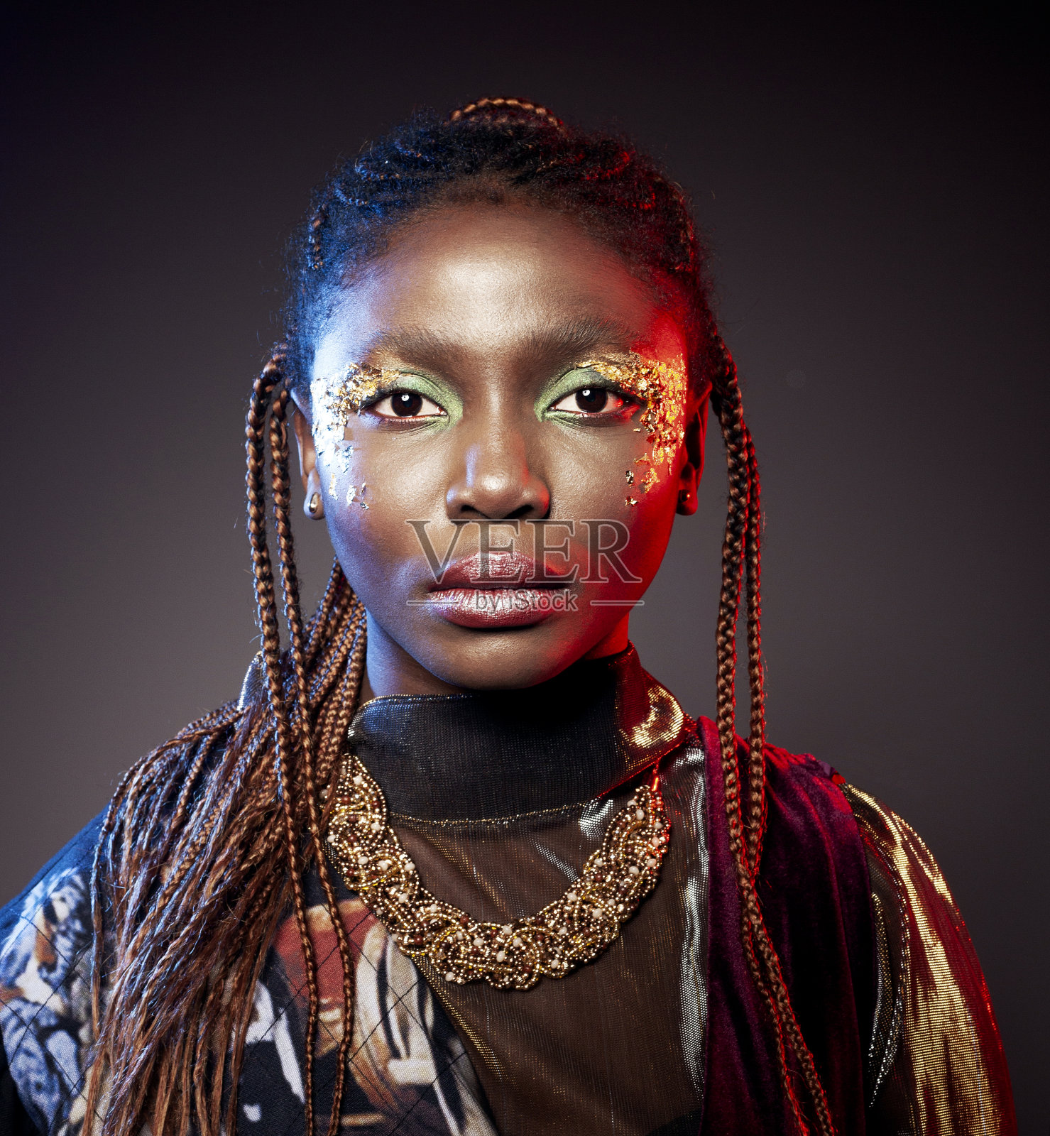 工作室的时尚肖像年轻的非洲民族妇女与闪亮的化妆。照片摄影图片