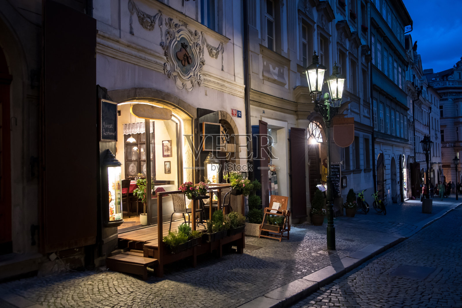 风景如画的餐馆被街灯照亮，布拉格的街道在捷克共和国照片摄影图片