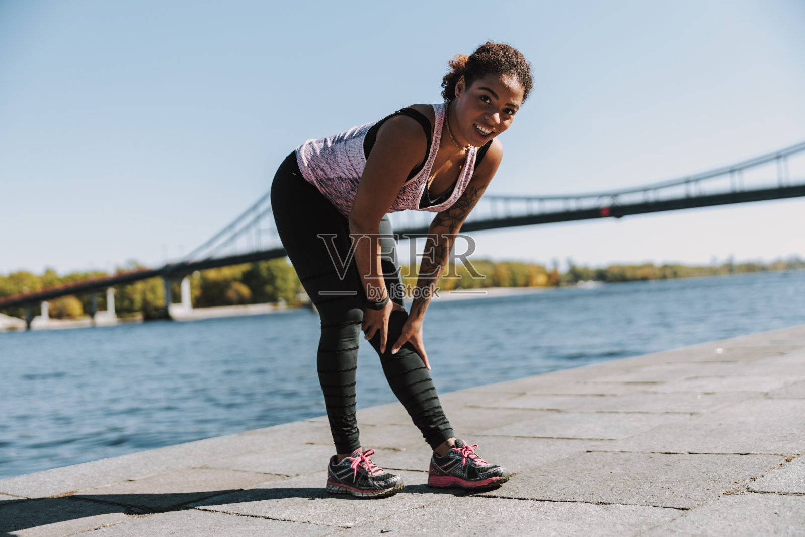 快乐的美国黑人妇女在河边做晨练照片摄影图片
