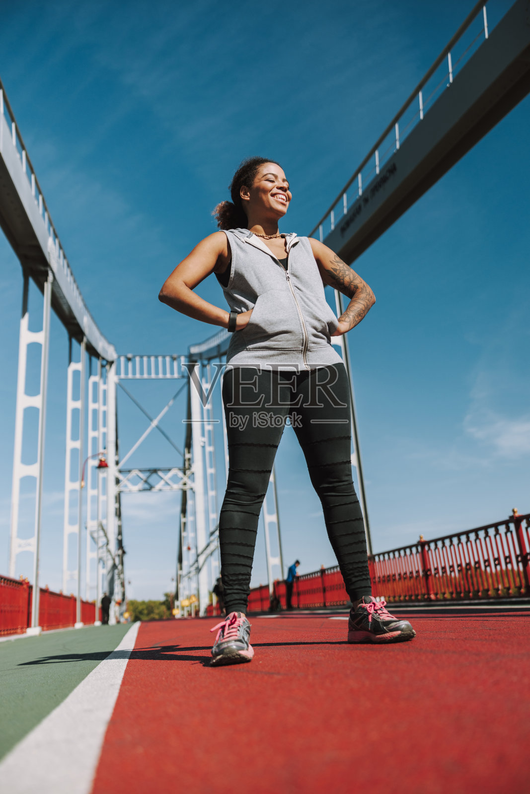 一个兴高采烈的黑人妇女站在桥上照片摄影图片