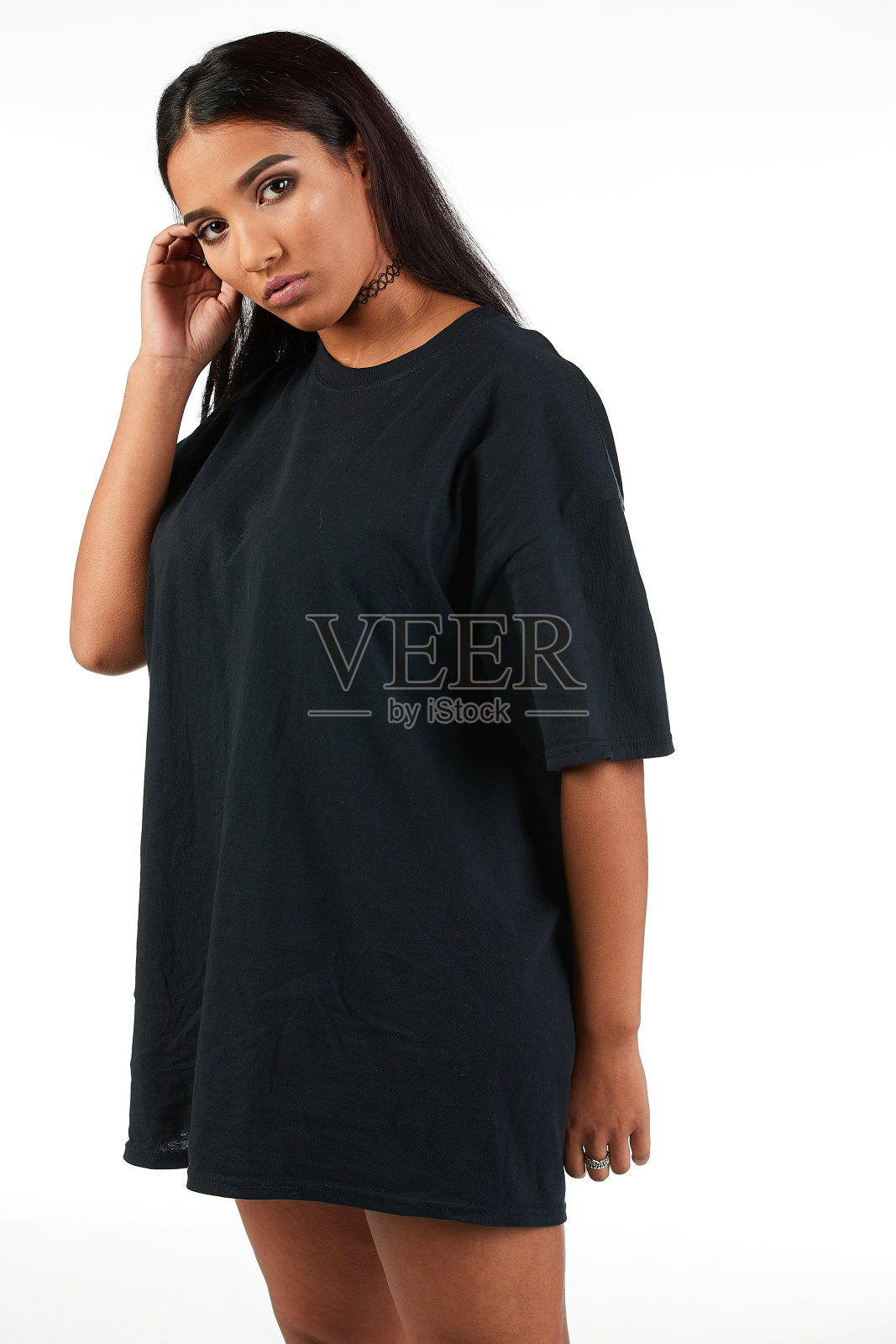 都市街头时尚模特穿着一件空白的超大号t恤裙，非常适合你的设计照片摄影图片