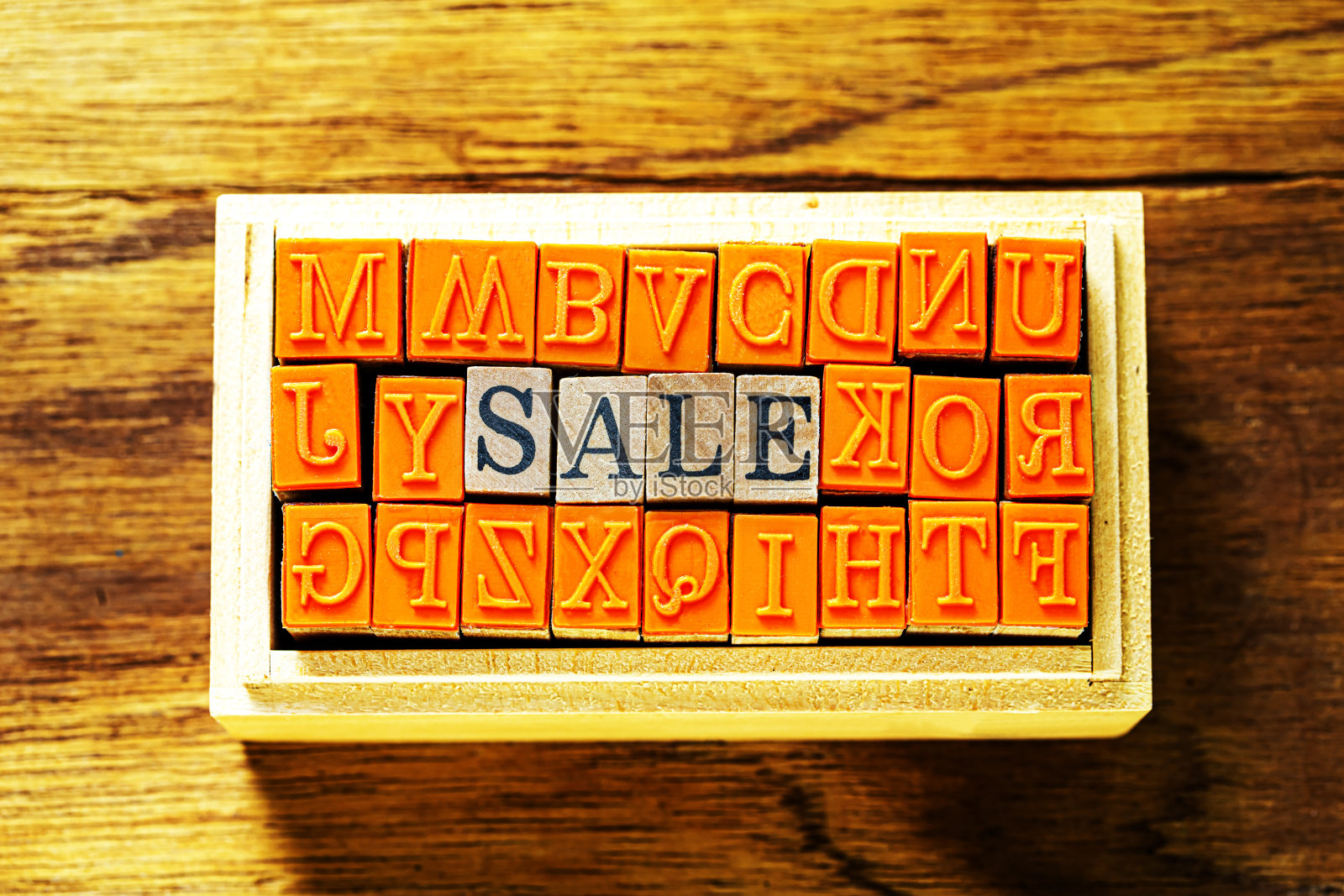 销售孤立抽象型木邮票，以闪电或雷鸣木为背景和拷贝空间。照片摄影图片