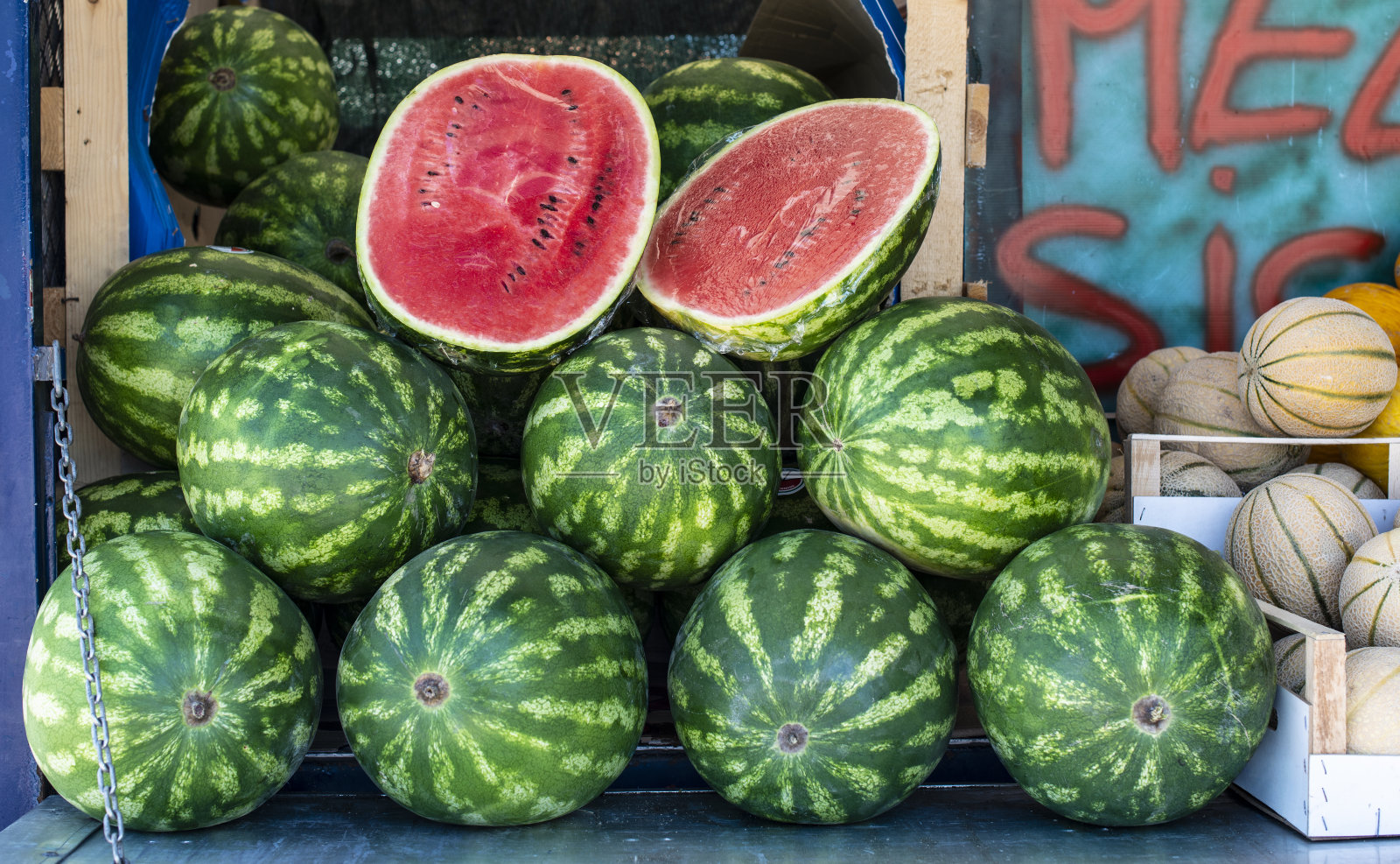 西瓜在架子上。街边市场上的西瓜照片摄影图片