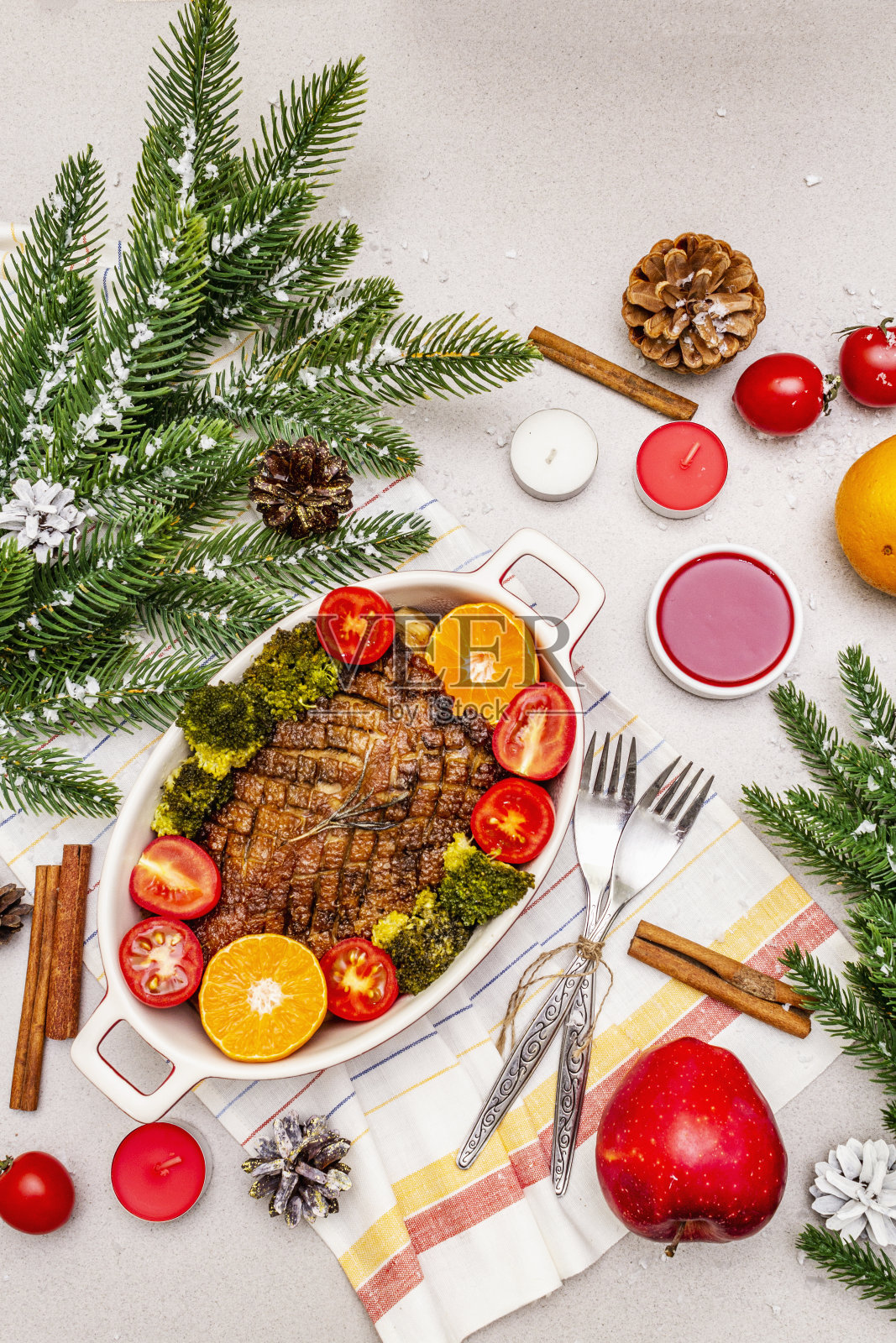 烤鸭胸肉配蔬菜和酱汁。传统的健康食品理念。复古木板背景照片摄影图片