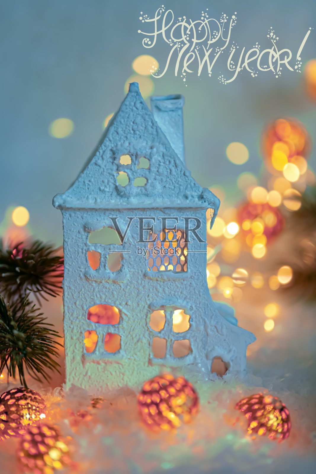 贺卡快乐圣诞快乐。美丽模糊的蓝色背景为冬季节日装饰。照片摄影图片