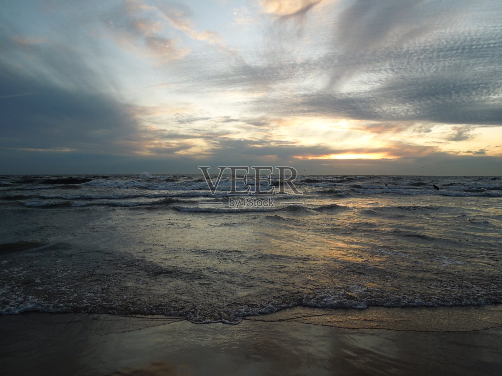密歇根湖上空戏剧性的天空照片摄影图片