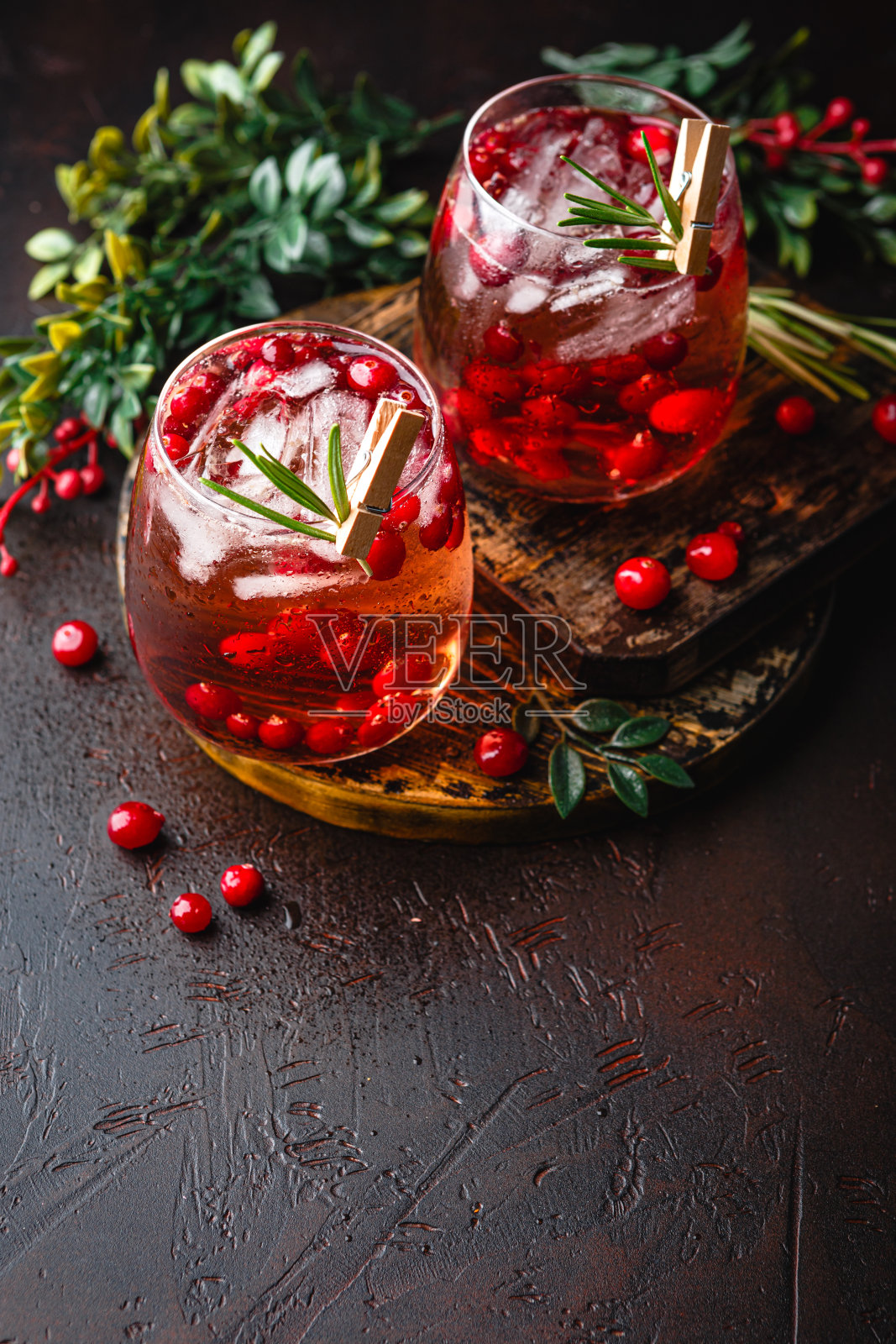 玻璃杯装的蔓越莓鸡尾酒照片摄影图片