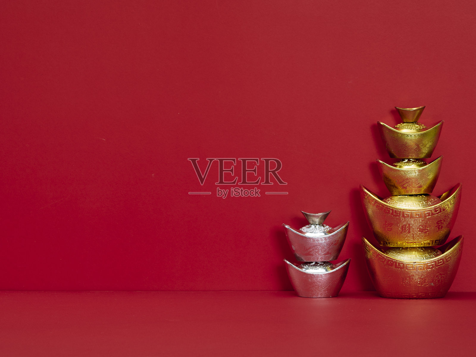 中国新年传统装饰以红色为背景(外文翻译为祝福、好运和富有)。空间的文本照片摄影图片