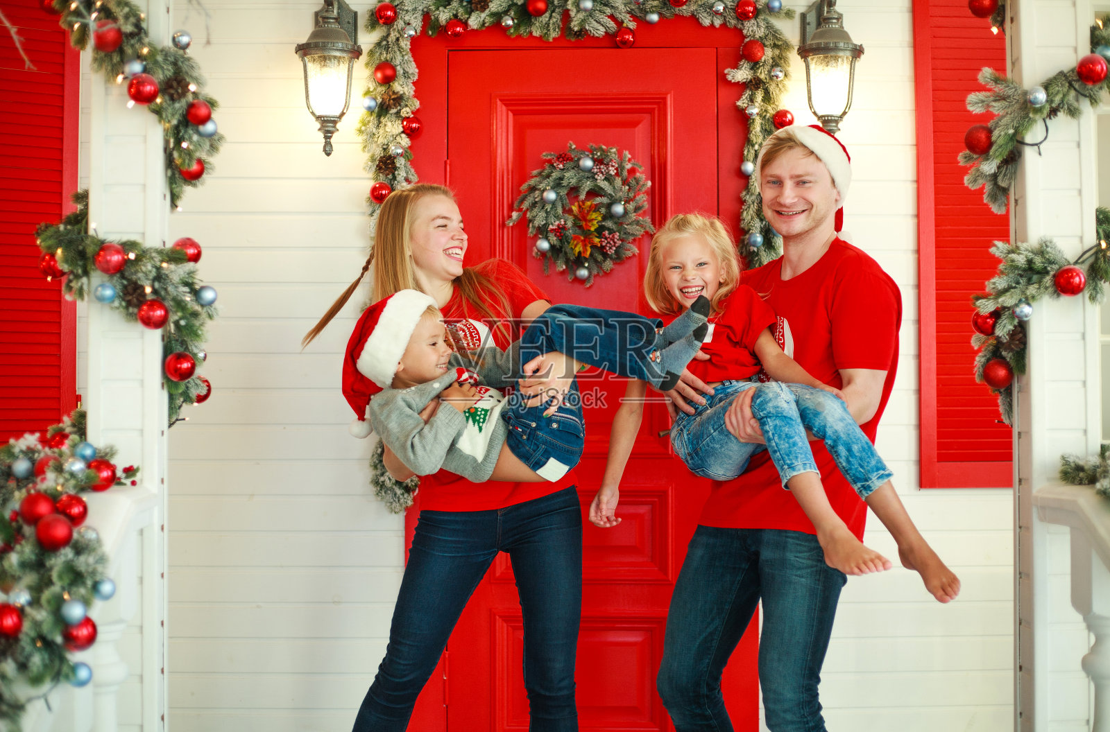 阖家欢乐在院子里过新年，传统上父母和孩子庆祝照片摄影图片