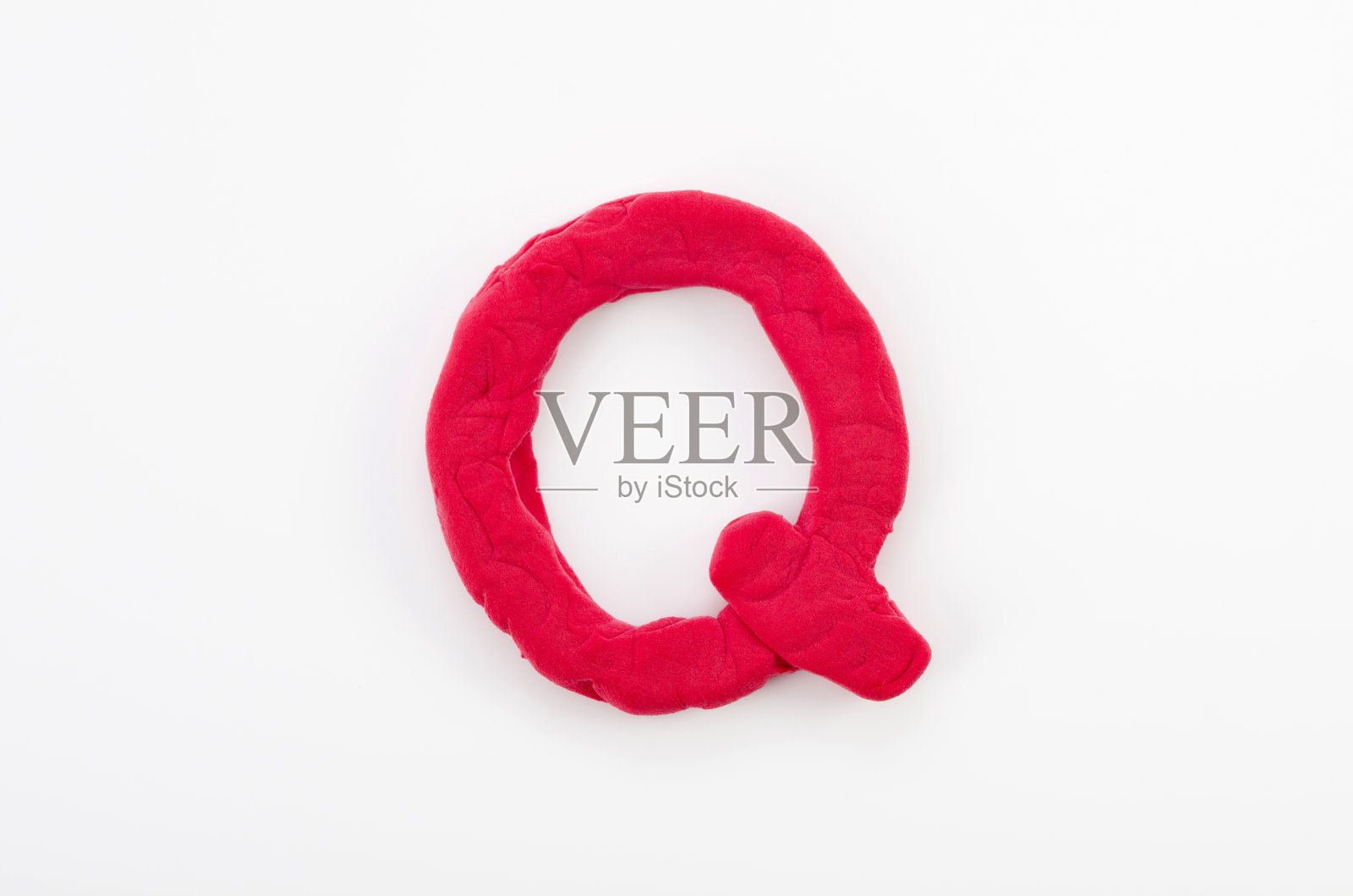 红色橡皮泥字母Q英文字母表的大写字母孤立在白色的背景照片摄影图片