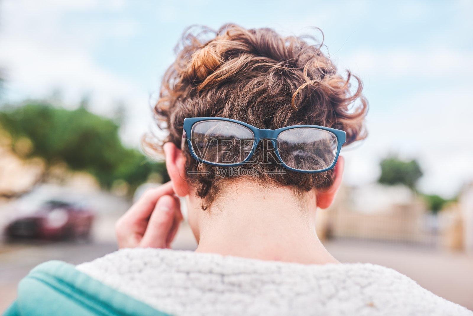 孩子们看世界的角度不同照片摄影图片