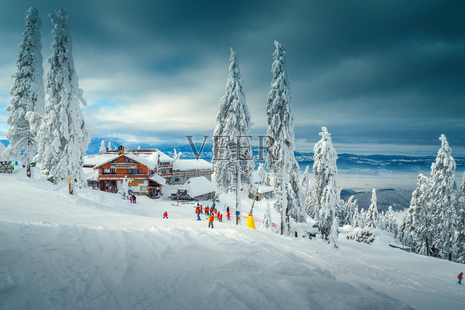 滑雪场与滑雪者在斜坡上，Poiana Brasov，罗马尼亚照片摄影图片