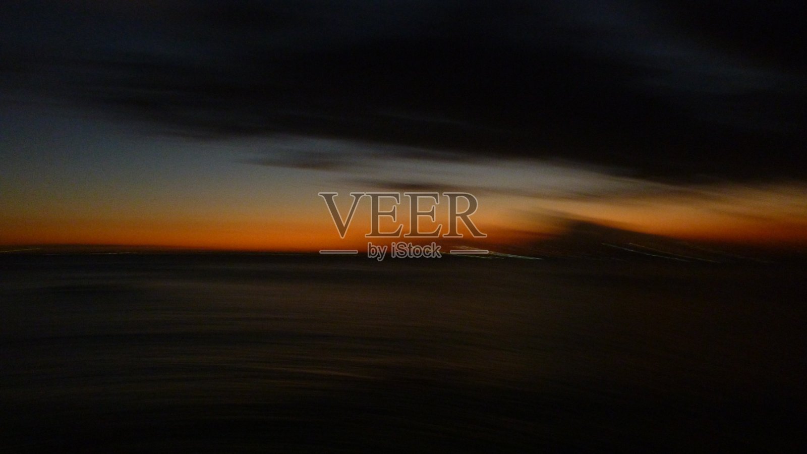 印象派摄影-动态模糊。光线反射的摄影，图像的溶解，人物轮廓的模糊，图像的溶解，人物的运动照片摄影图片