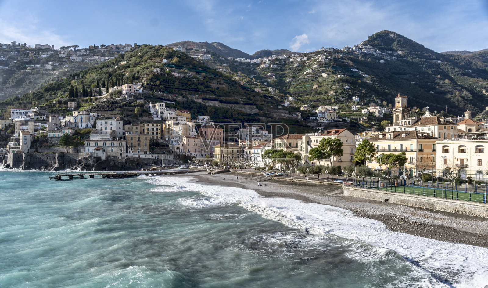 在冬季的小村庄。照片摄影图片