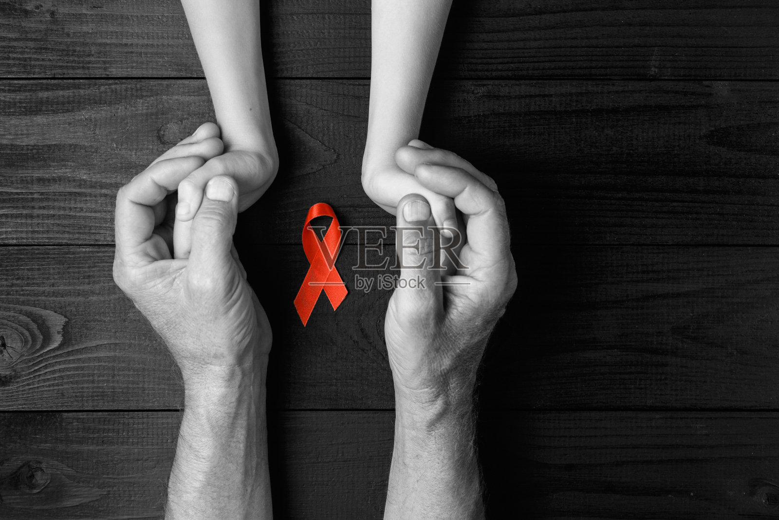 黑色背景上的红色丝带照片摄影图片