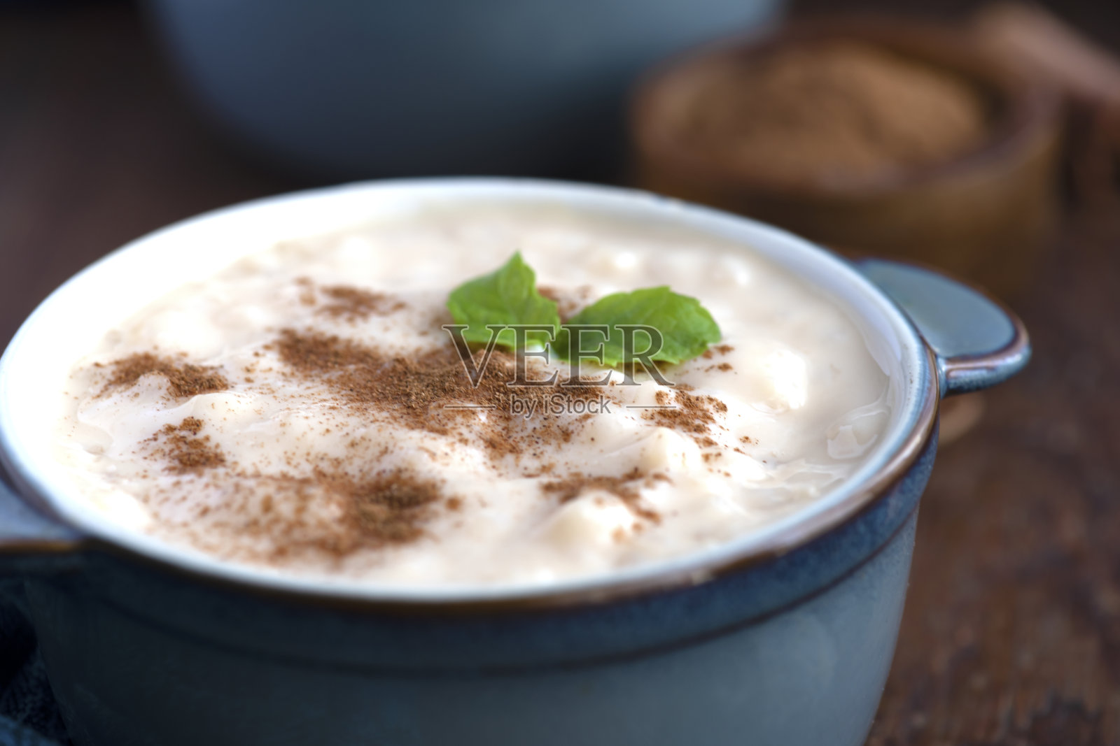 奶油家做的肉桂米布丁照片摄影图片