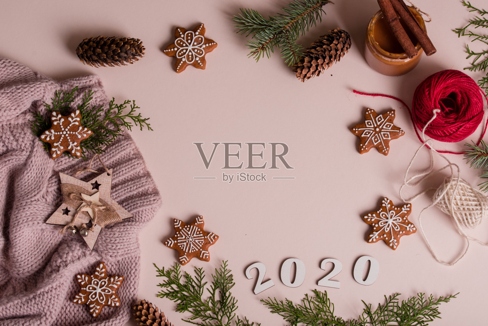 木制背景上自制咸味焦糖圣诞饼干，霓虹灯，肉桂棒。照片摄影图片