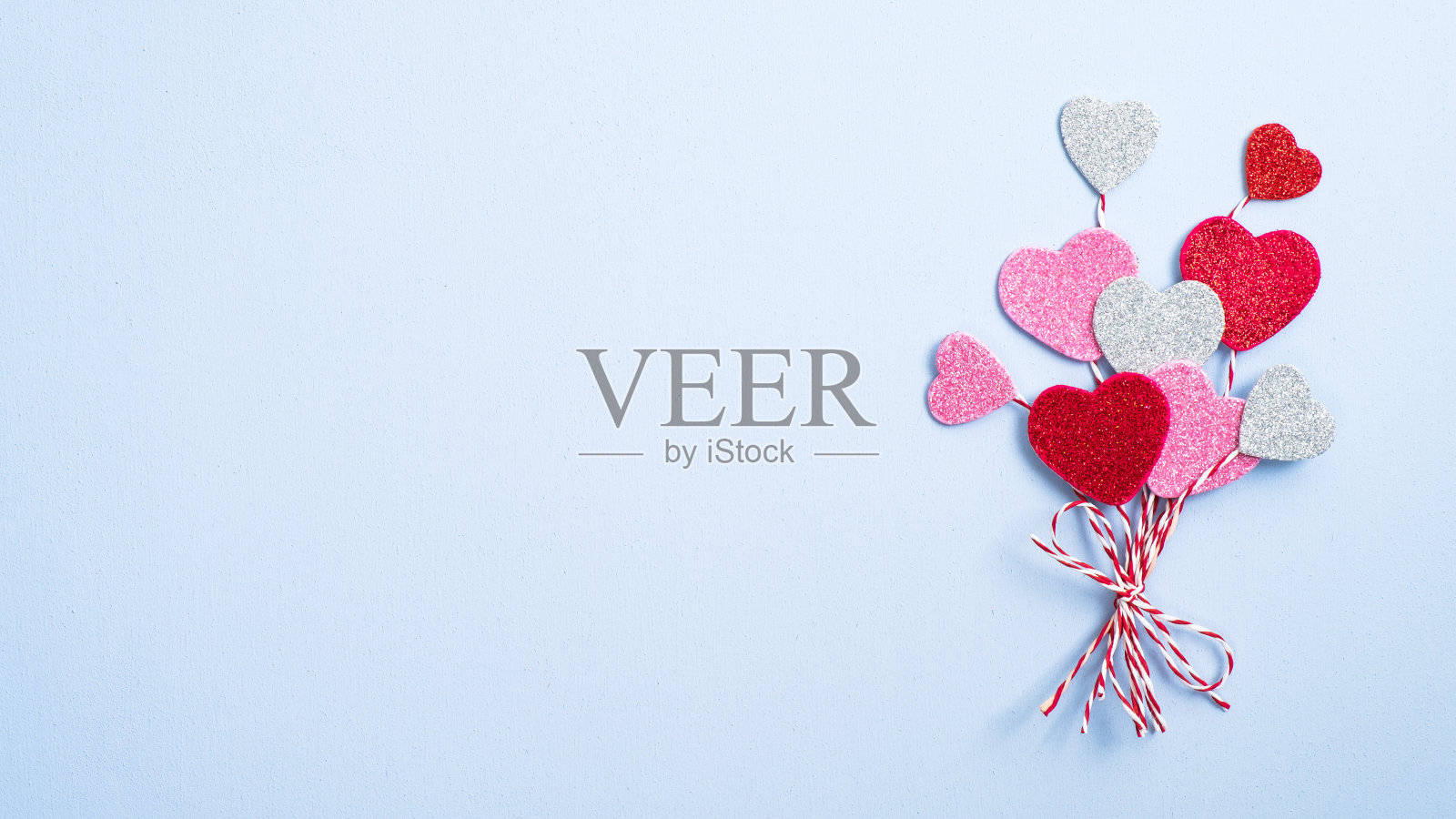 情人节的心看起来像蓝色背景上的气球。平躺，俯视图。爱情和浪漫概念照片摄影图片