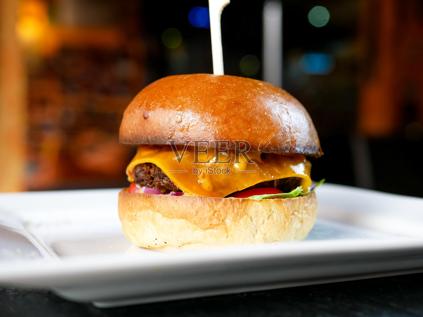 餐馆里的肉汉堡照片摄影图片