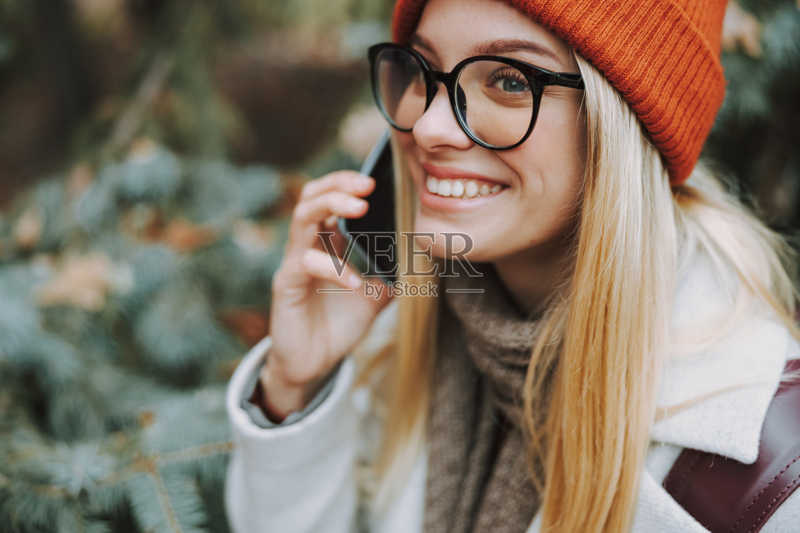 年轻女子微笑着用手机聊天照片摄影图片