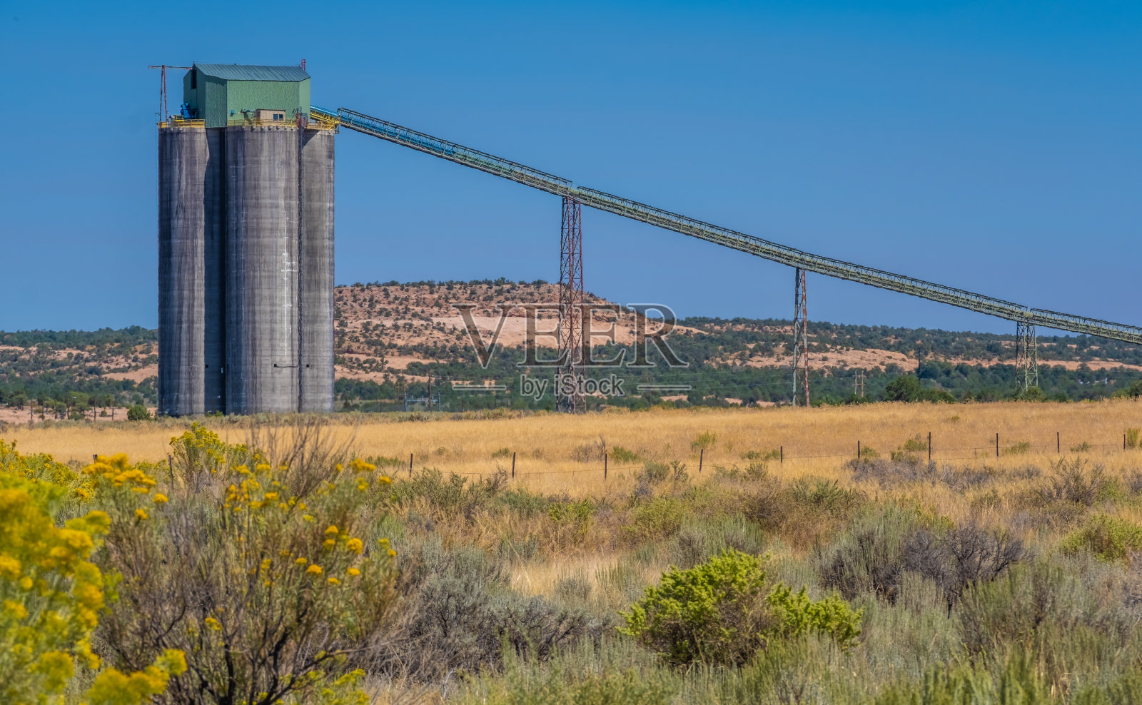 有趣的谷物提升塔筒仓在美国亚利桑那州北部照片摄影图片