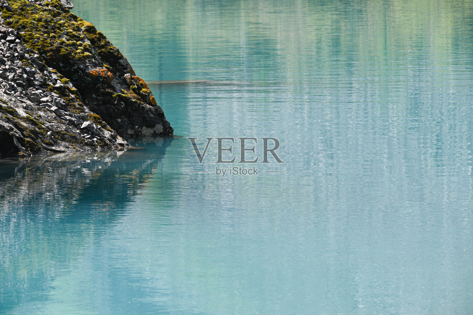 蓝色海洋岸边的岩石照片摄影图片