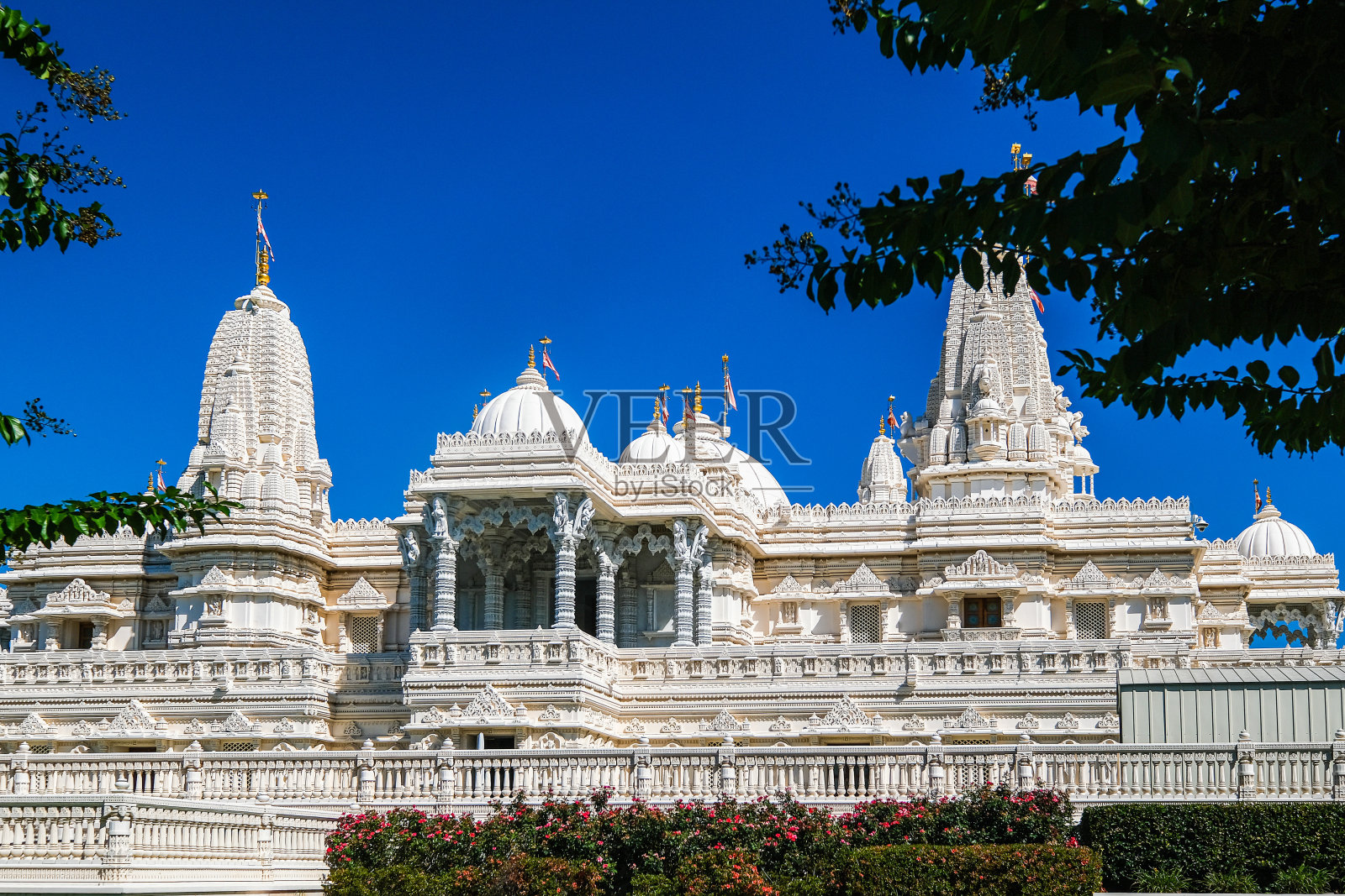 树木间的印度教神庙照片摄影图片