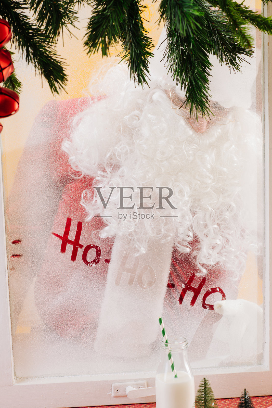 圣诞老人在冰冻的窗户上写信息，祝大家圣诞快乐照片摄影图片