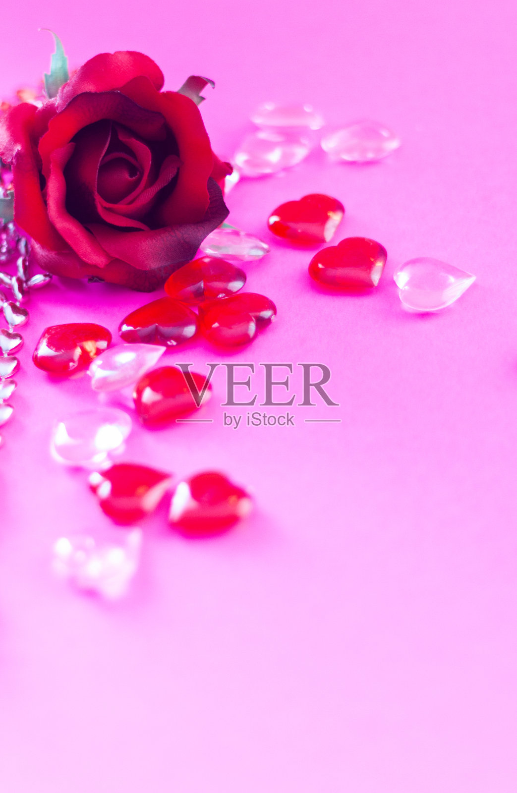 情人节充满活力的玫瑰和心形，品红色，水晶和红色在明亮的粉红色背景照片摄影图片