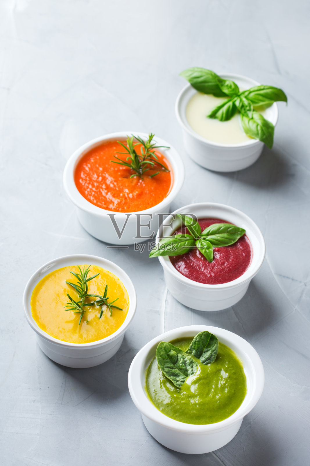 色彩缤纷的秋季蔬菜奶油汤与配料照片摄影图片