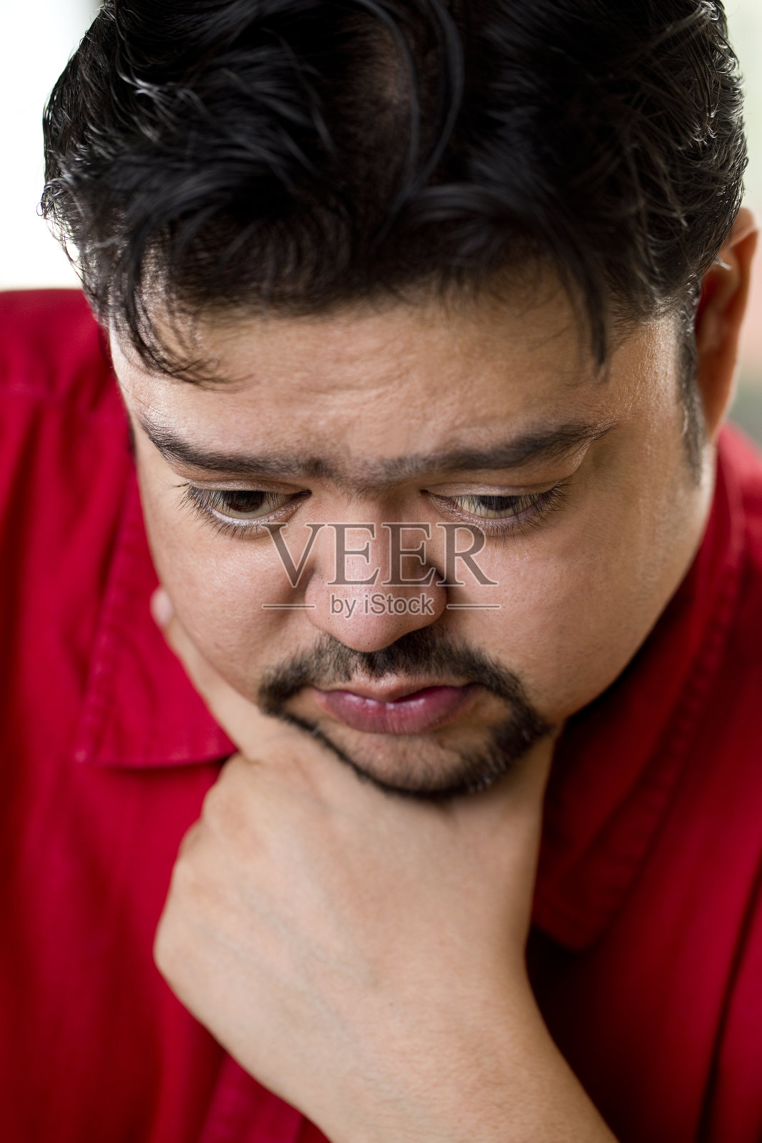 心情不好的男人正在思考坏消息照片摄影图片