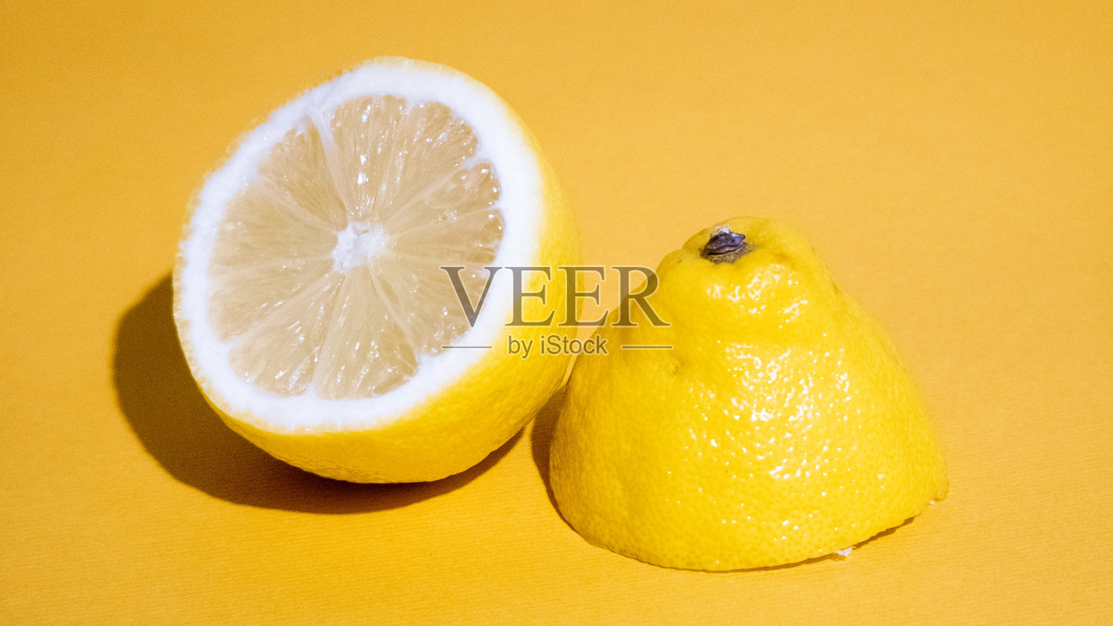 橘汁柠檬片在黄色背景孤立照片摄影图片