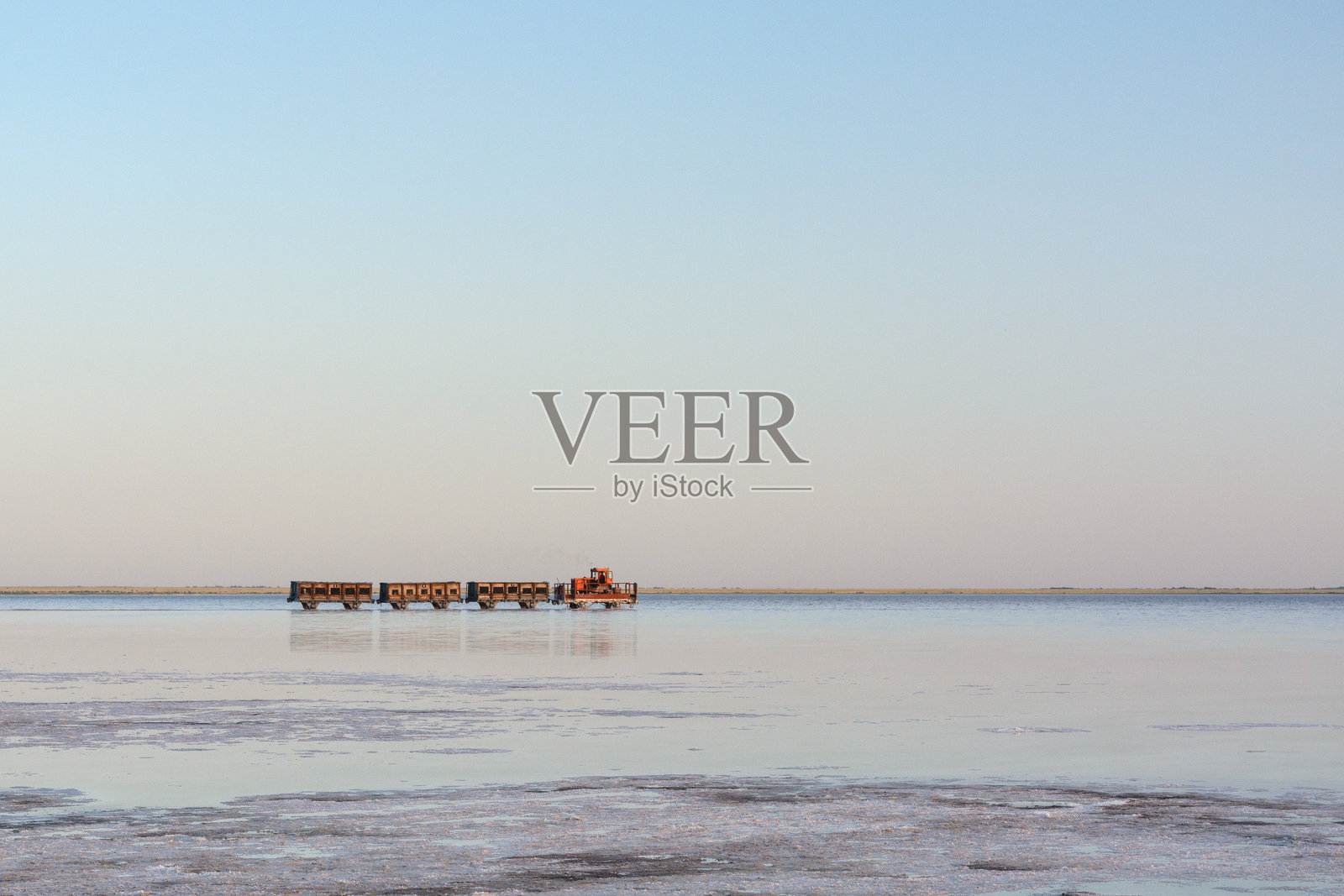 火车在湖水中穿梭照片摄影图片