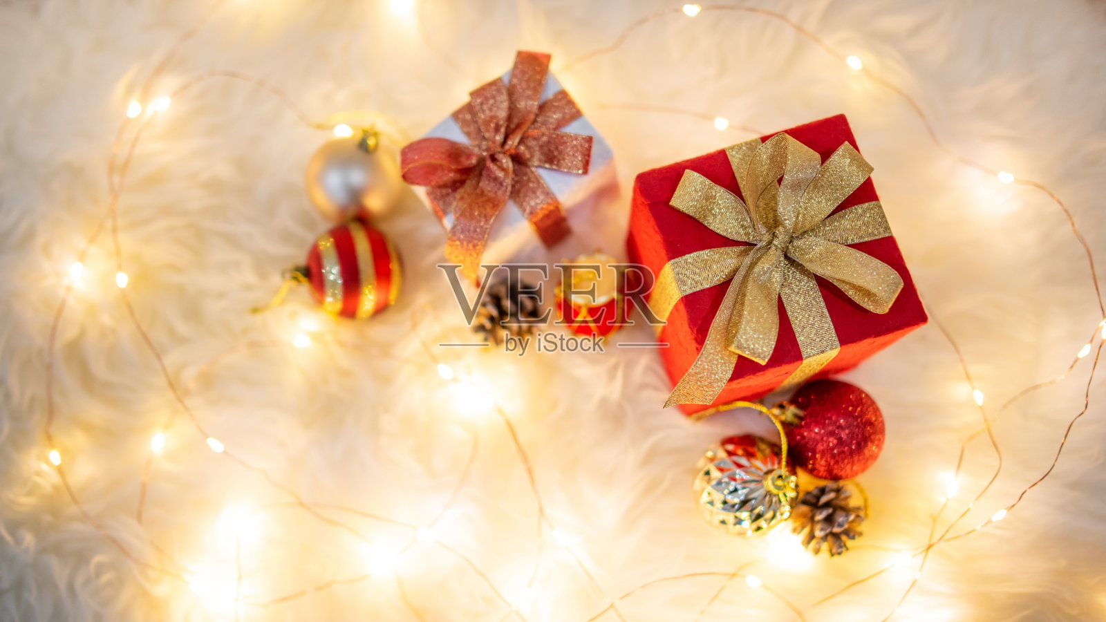 毛地毯上的圣诞装饰照片摄影图片