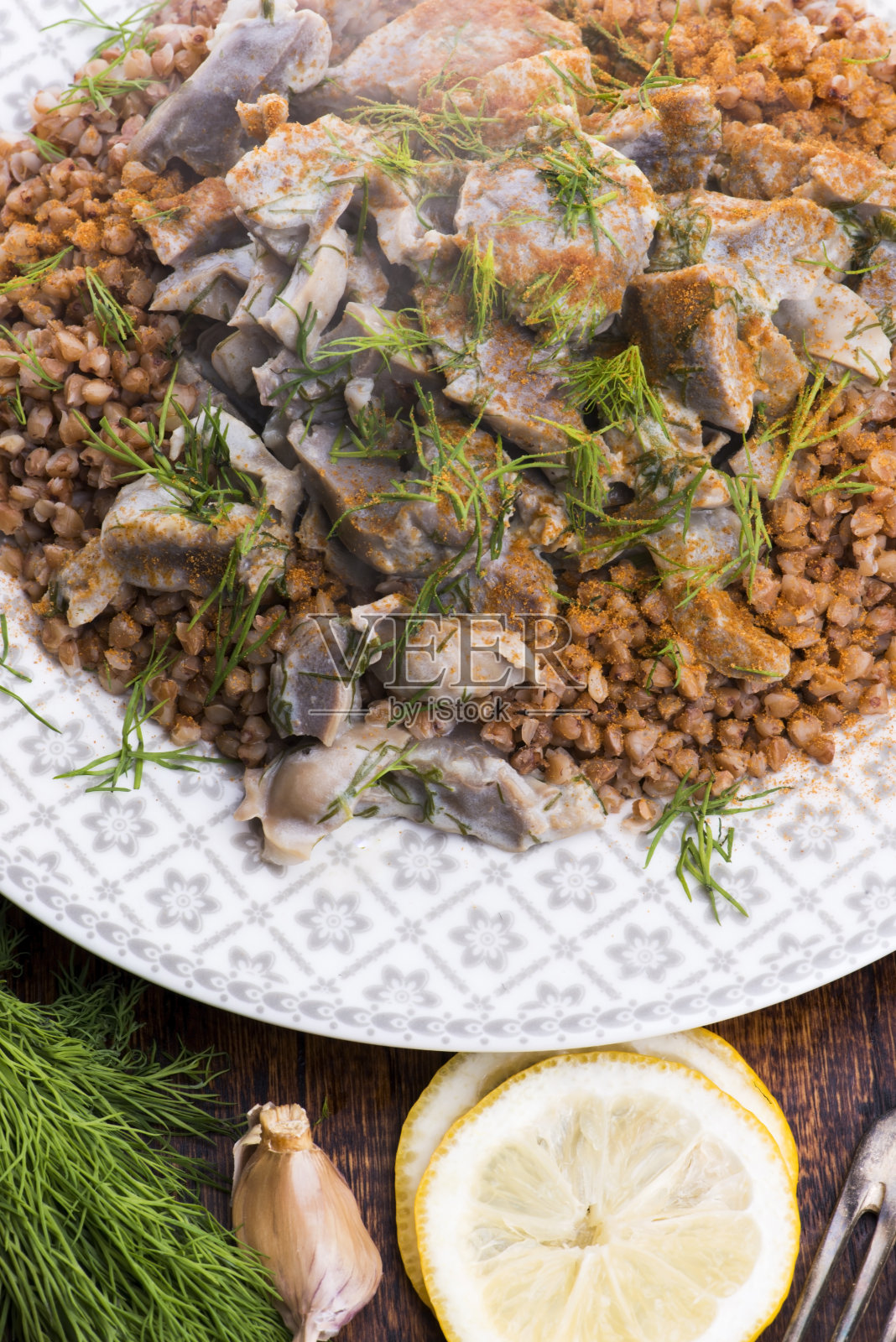 用蔬菜和荞麦炖火鸡胃照片摄影图片