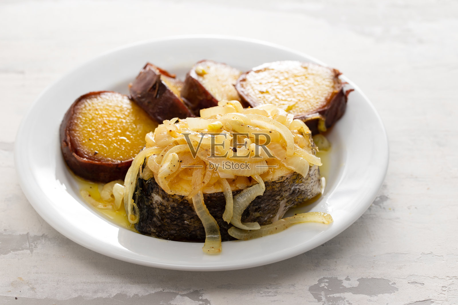 水煮鱼配洋葱和红薯白碟照片摄影图片