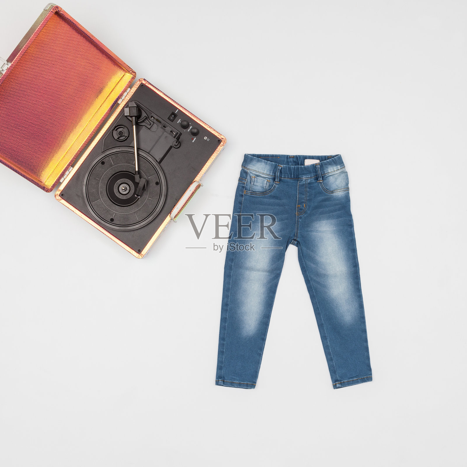 时尚的衣服;在中性背景下拍摄小女孩照片的衣服。照片摄影图片