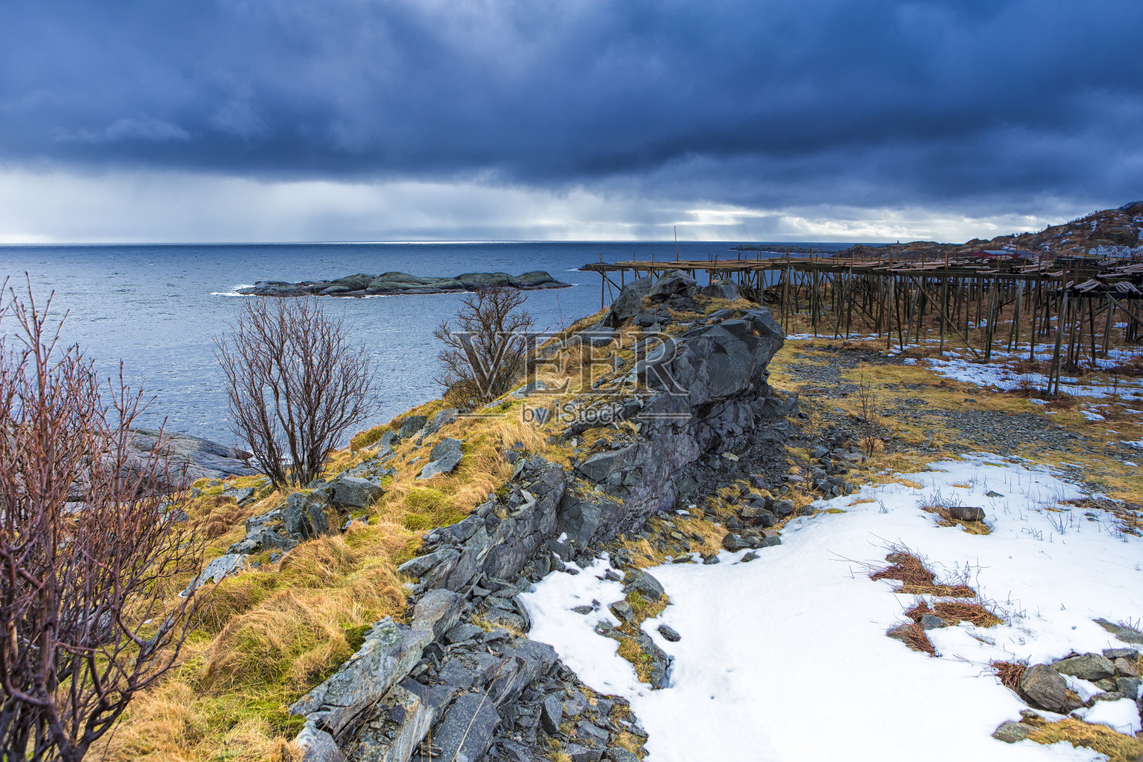 旅游概念，想法和风景胜地。五彩缤纷的罗浮敦群岛风景映衬着雪山。在春天的时候。水平图像组成照片摄影图片
