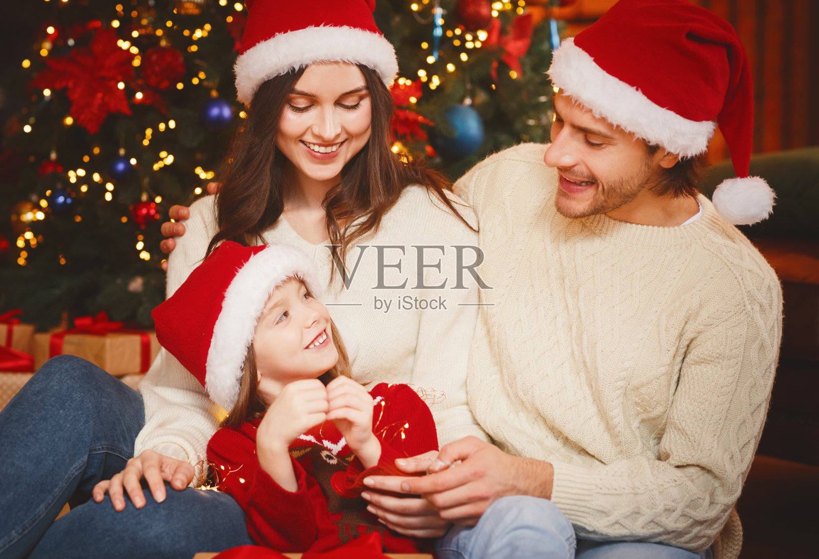圣诞前夕幸福的家庭温馨相聚照片摄影图片