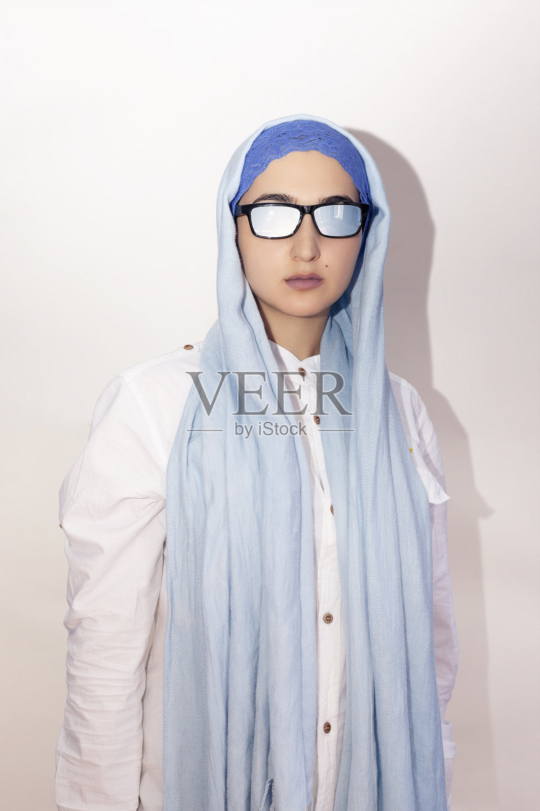 时尚优雅穆斯林女人，传统伊斯兰服饰，戴头巾与墨镜的伊朗女孩肖像照片摄影图片