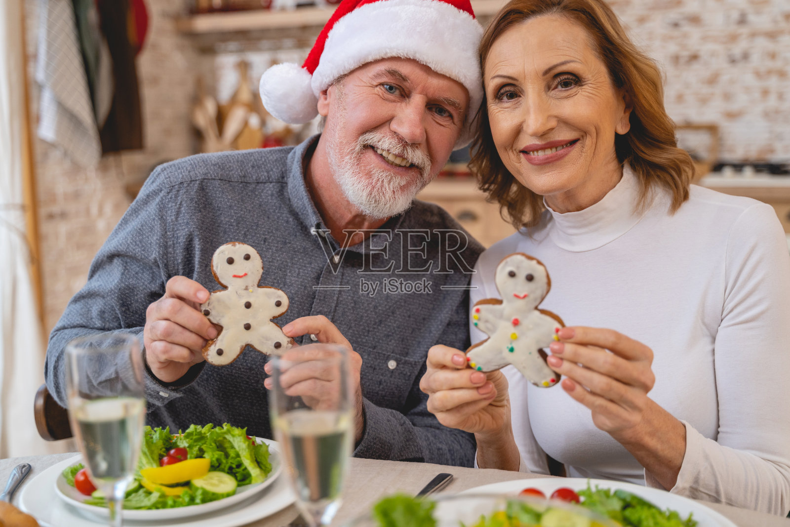 依靠伴侣的年长的可爱女人照片摄影图片