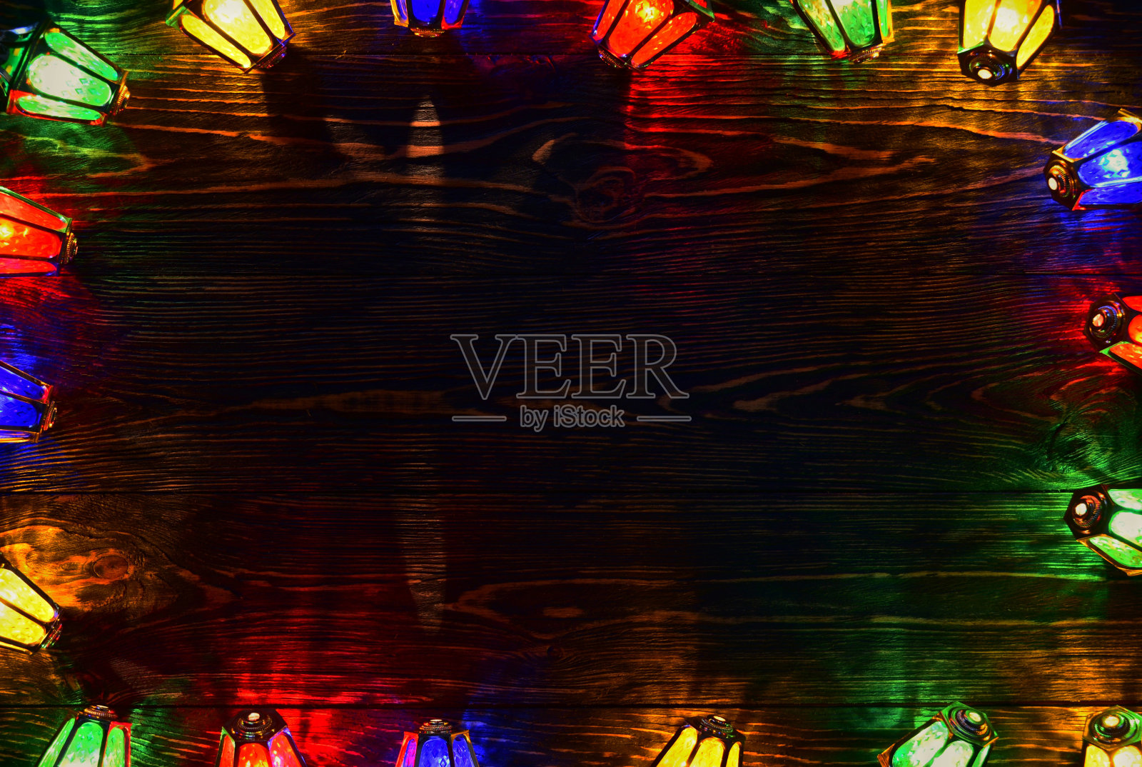 黑暗的圣诞背景与灯笼。照片摄影图片