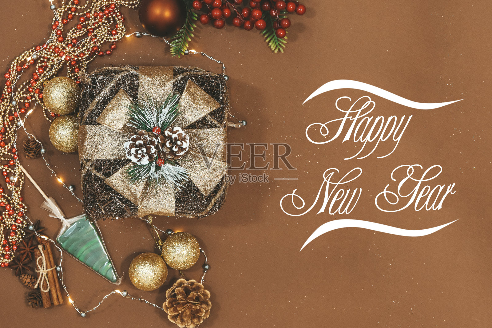 新年节日物品（礼品、彩球、灯饰等）静物摆拍照片摄影图片