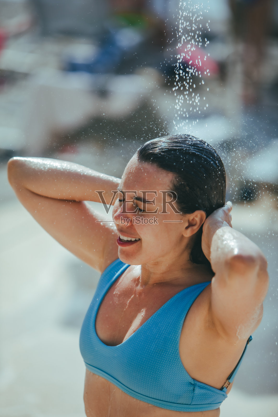 在海滩淋浴的女人：冲洗掉盐水照片摄影图片