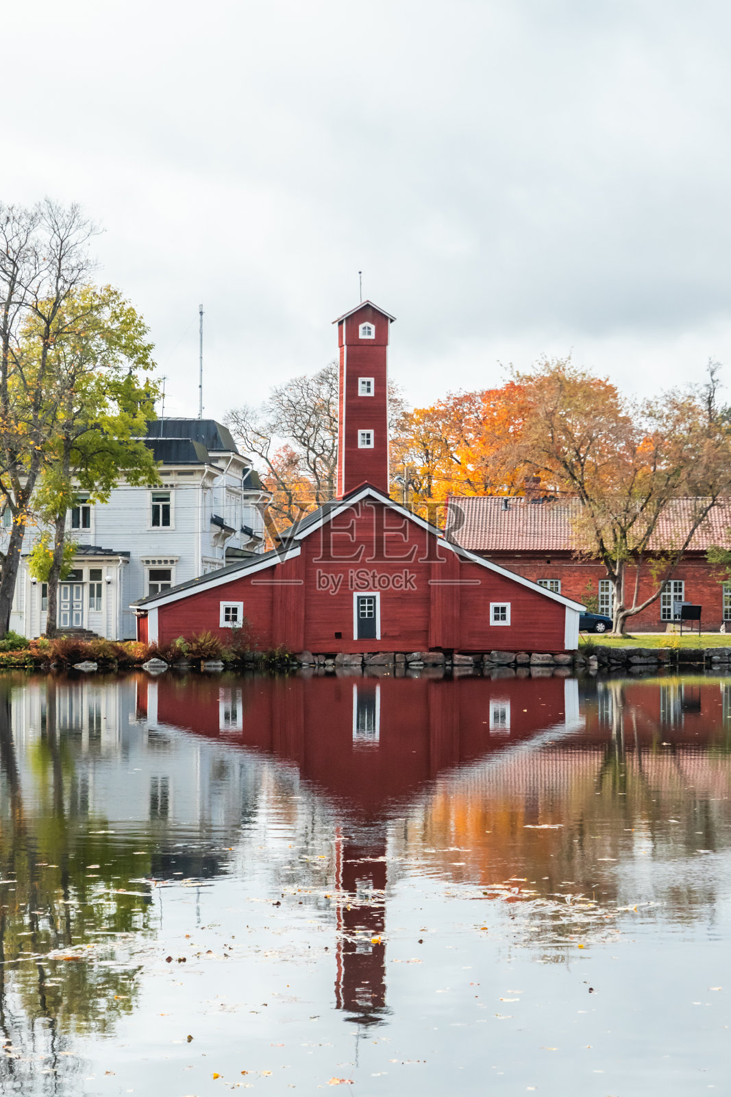 位于芬兰Ruotsinpyhtaa的Stromfors工厂的红色木制建筑照片摄影图片
