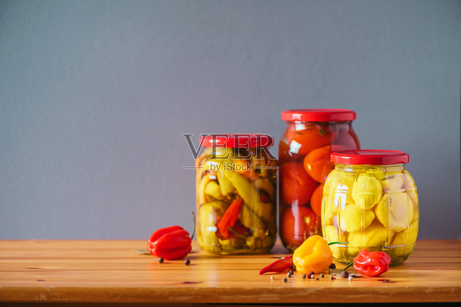 木制背景上的玻璃罐里的腌菜。副本的空间。健康的发酵食品概念。收获的概念照片摄影图片