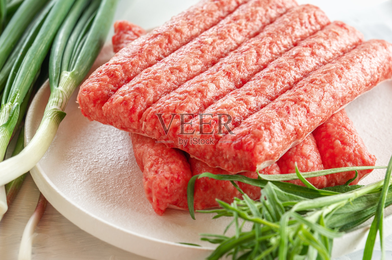 ch蒸吉吉是巴尔干半岛的民族菜肴。靠近一排新鲜的生牛肉串照片摄影图片