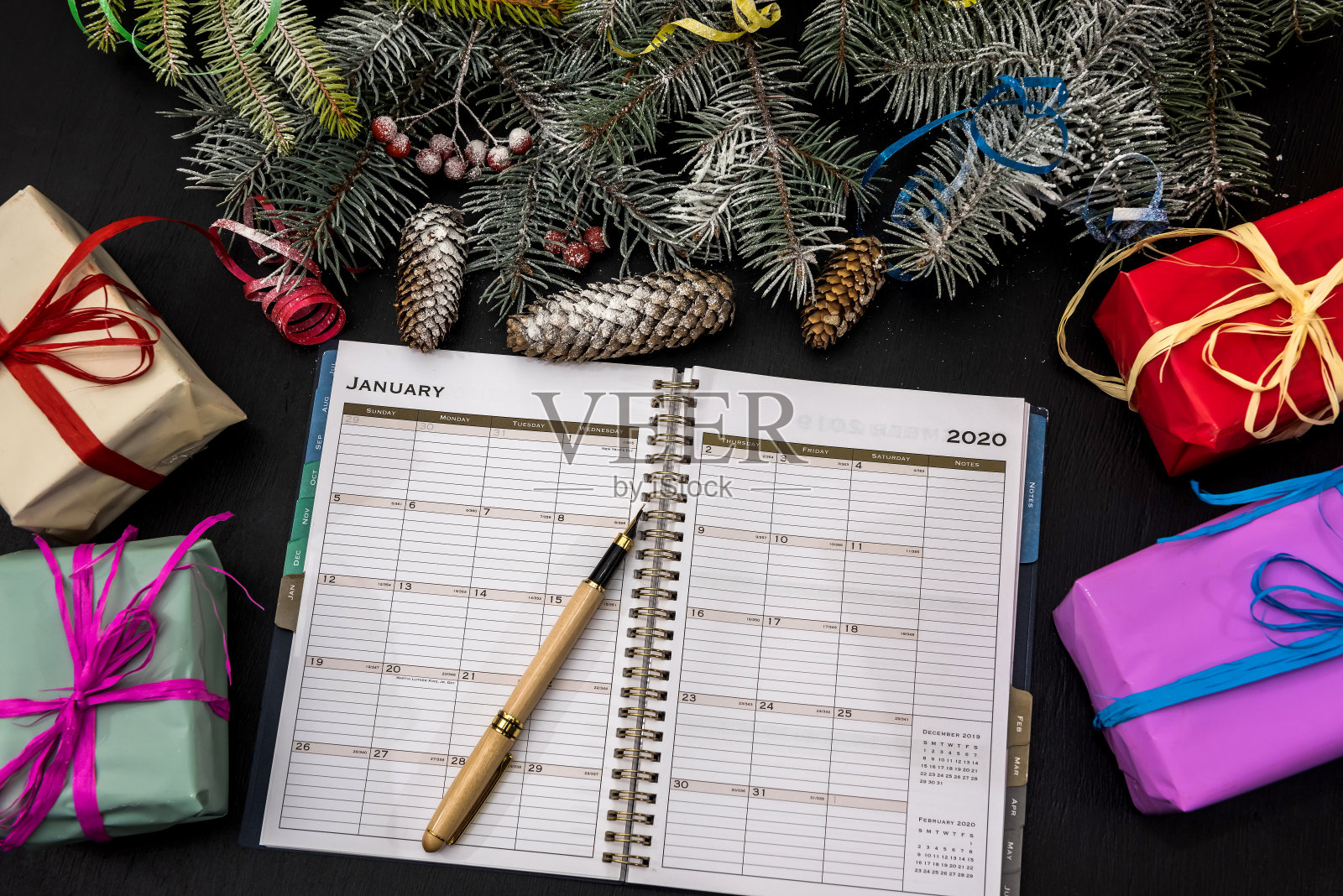 新年计划。打开桌上的日记本，上面有礼品盒和杉树枝照片摄影图片
